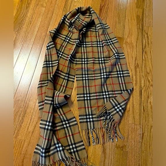 Authentic Burberry 100% Lambswool Scarf - Picture 1 of 2